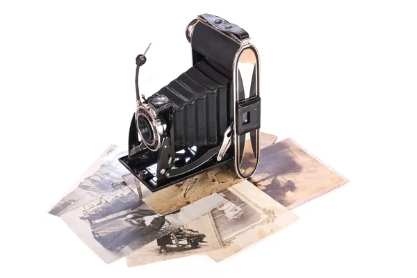 Винтажная фотокамера со старыми фотографиями — стоковое фото