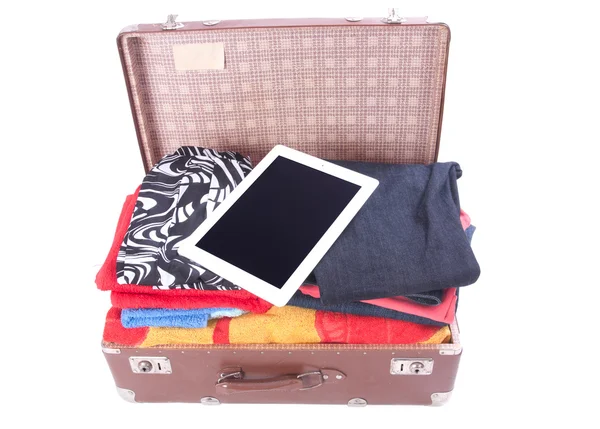 Винтажный кожаный чемодан, набитый планшетом — стоковое фото