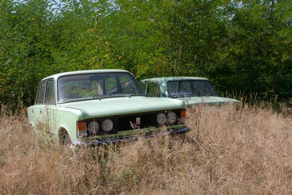 Eski terk edilmiş araba. — Stok fotoğraf