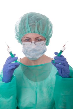 Doktor kadın tıbbi şırınga tutar