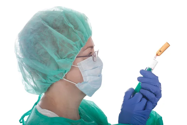 Doktor kadın tıbbi şırınga tutar — Stok fotoğraf