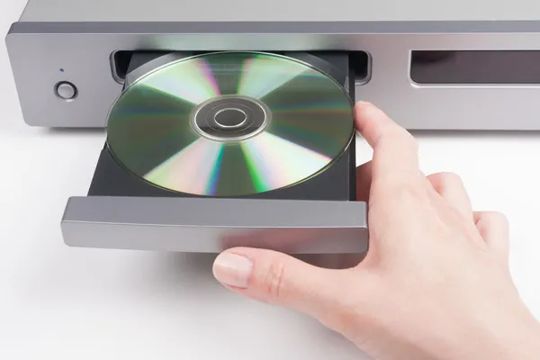 Mata in en skiva i en CD-spelare — Stockfoto