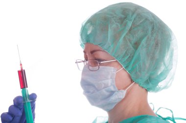 Doktor kadın tıbbi şırınga tutar