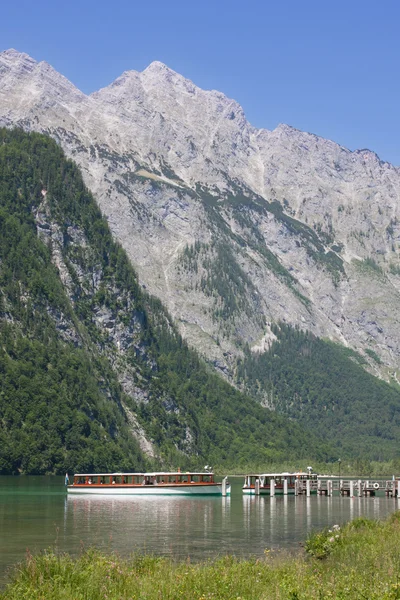 Barcă de turism în Konigssee în Berchtesgadener — Fotografie, imagine de stoc