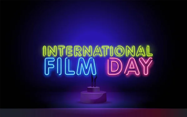 Neon filmdag. World Cinema Day 28 december illustratie neon sing, label en logo. Cinema banner Ontwerp sjabloon. Helder bord, nachtelijke heldere reclame. — Stockvector