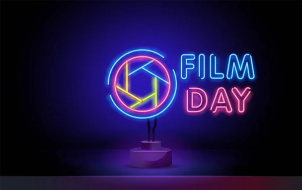 World Cinema Day 28 december illustratie neon sing, label en logo. Cinema banner Ontwerp sjabloon, logo, embleem en label. Helder bord, nachtelijke heldere reclame. Filmlogo. Vector — Stockvector