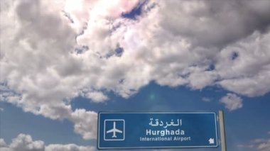 Jet uçağı Hurghada, Mısır 'a iniyor. Havaalanı istikameti işaretli şehir gelişi. Seyahat, iş, turizm ve uçak taşımacılığı kavramı.