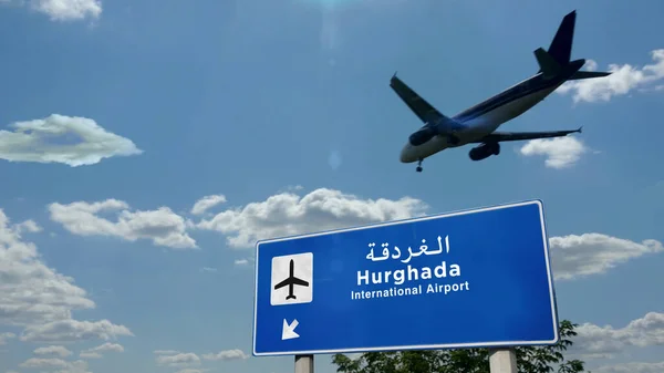 Silueta Avión Aterrizando Hurghada Egipto Llegada Ciudad Con Letrero Dirección —  Fotos de Stock