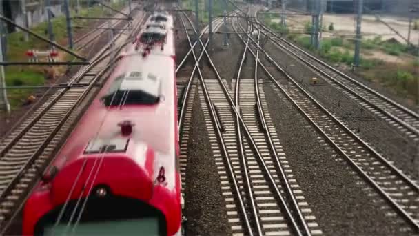 Şehir Merkezindeki Banliyö Treninin Istasyondan Istasyona Varışı Banliyö Demiryolu Yolcu — Stok video