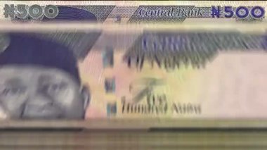 Nijerya naira para sayma makinesi ve banknotlar. Hızlı bir Nijerya NGN döviz notası. İş ve ekonomi kavramı döngüsel ve sorunsuz bir altyapıya sahip.