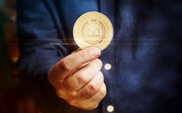 메이커 Mkr Cryptocurrency Symbol Golden Coin Hands Stract Concepts — 스톡 사진