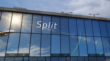 Hırvatistan 'ın Split kentine iniş yapan jet uçakları animasyon yapıyor. Cam havaalanı terminali ve uçağın yansıması ile şehre varış. Seyahat, iş, turizm ve ulaşım kavramı.