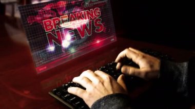 Ekranda son dakika haberi olan bir adam klavyede yazı yazıyor. Yayın, canlı medya muhabiri, manşet bilgi gazetecisi ve iletişim soyut kavramı.
