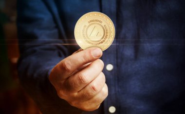 Avalanche AVAX kripto para sembolü. Eldeki altın para soyut kavram..