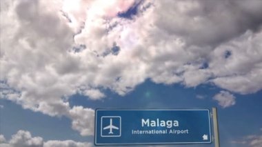 Jet uçağı Malaga, İspanya 'ya iniyor. Havaalanı istikameti işaretli şehir gelişi. Seyahat, iş, turizm ve uçak taşımacılığı kavramı.