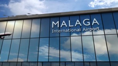İspanya, Malaga 'ya inen uçak animasyon yapıyor. Cam havaalanı terminali ve jet uçağının yansımasıyla şehre vardık. Seyahat, iş, turizm ve ulaşım kavramı.