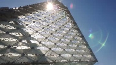 Poznan, Polonya, 8 Ekim 2021 yaz günbatımı ağır çekim sırasında şehir çeşmesi. Özgürlük Meydanı (Plac Wolnosci) eski şehir merkezi. Su 1000 fps düşer..