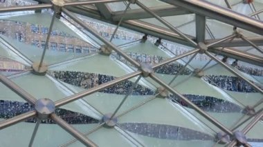 Poznan, Polonya, 8 Ekim 2021 yaz günbatımı ağır çekim sırasında şehir çeşmesi. Özgürlük Meydanı (Plac Wolnosci) eski şehir merkezi. Su 1000 fps düşer..