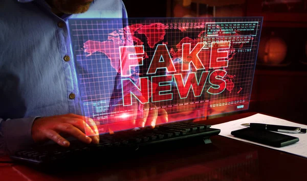 Bilgisayar Ekranında Sahte Haberler Yayın Trolleme Yanlış Bilgi Aldatmaca Propaganda — Stok fotoğraf