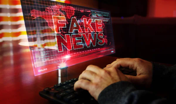 Notizie False Sullo Schermo Del Computer Trasmissione Traina False Informazioni — Foto Stock