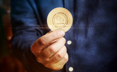 Çokgen Matik kripto para sembolü. Eldeki altın para soyut kavram..