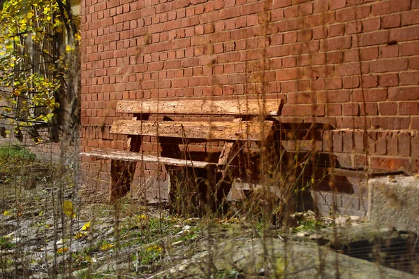 Old Brown Bench Brick Wall Background Vintage Place Rest Empty — Stock Photo, Image