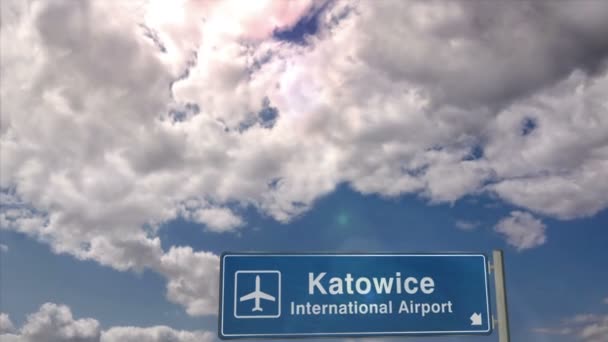 ポーランドのカトヴィツェへのジェット飛行機の着陸 空港の方向標識付きの都市到着 ビジネス 飛行機輸送の概念 — ストック動画