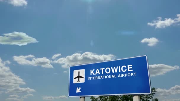 Samolot Odrzutowy Lądujący Katowicach Przyjazd Miasta Znakiem Kierunku Lotniska Koncepcja — Wideo stockowe