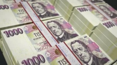 Çek Koruna para paketi 3D animasyon döngüsü. Döngüsüz finans, nakit, ekonomi, iş ve banka kavramı. Kamera 1000 CZK banknot destesi üzerinde hareket ediyor.