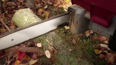 Elinde elektrikli testereyle odun kesen adam. Oduncu işteymiş. Kış mevsimi için odun hazırlıyorum..