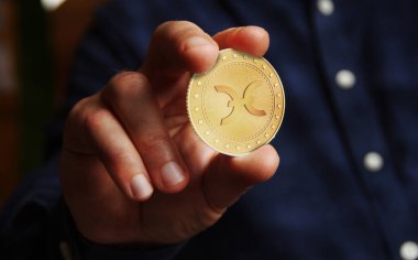Holochain Holo Sıcak Kripto Para Sembolü Eldeki Altın Para Soyut Konsept.