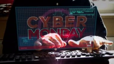 Cyber Monday Hot anlaşma, alışveriş, büyük indirim ve ekranda özel teklif. Evde uzaktan konsept üzerinde çalışmak. Kamera ekran etrafında hareket eder. Klavye yazan adam.