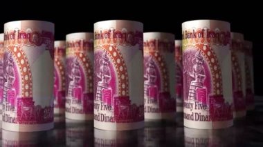 Irak Dinarı para ruloları 3D animasyon döngüsü. Kamera IQD 'nin önünde hareket ediyor. Kusursuz döngüsüz ekonomi, finans, iş ve borç kavramı.