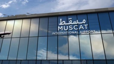 Muscat, Umman 3D 'ye inen uçak animasyon yapıyor. Cam havaalanı terminali ve jet uçağının yansımasıyla şehre vardık. Seyahat, iş, turizm ve ulaşım kavramı.