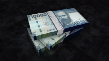 Şili Pezosu para yığını. Ekonomi, bankacılık, iş, kriz, durgunluk, borç ve finans konularının kavramı. 10000 CLP banknotları canlandırmayı desteler.