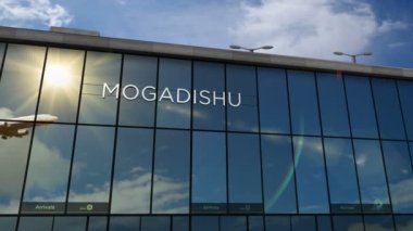 Mogadishu, Somali 'ye inen uçak animasyon yapıyor. Cam havaalanı terminali ve jet uçağının yansımasıyla şehre vardık. Seyahat, iş, turizm ve ulaşım kavramı.