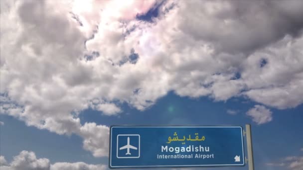 Vliegtuig Landt Mogadishu Somalië Aankomst Stad Met Luchthaven Richting Teken — Stockvideo