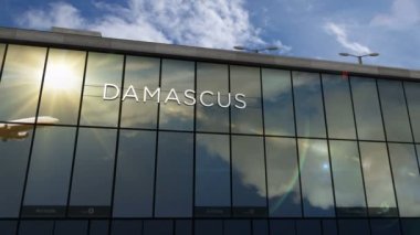 Suriye, Şam 'a inen uçak animasyon yapıyor. Cam havaalanı terminali ve jet uçağının yansımasıyla şehre vardık. Seyahat, iş, turizm ve ulaşım kavramı.