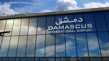 Suriye, Şam 'a inen uçak animasyon yapıyor. Cam havaalanı terminali ve jet uçağının yansımasıyla şehre vardık. Seyahat, iş, turizm ve ulaşım kavramı.