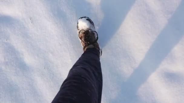 Περπάτα Στο Χιόνι Βήματα Λευκή Επιφάνεια Κατά Χειμερινή Περίοδο Προσδιορισμός — Αρχείο Βίντεο