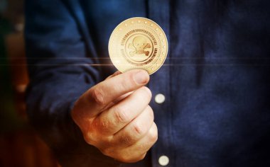 Korsan kafatası hackleme sembolü, siber saldırı ve suç altın sikkesi elde soyut kavram.