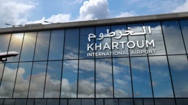 Sudan, Hartum 'a inen uçak animasyon yapıyor. Cam havaalanı terminali ve jet uçağının yansımasıyla şehre vardık. Seyahat, iş, turizm ve ulaşım kavramı.