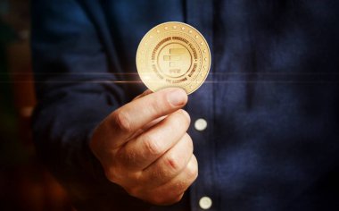 FTX NFT Bahamas, akrandan akrana, kripto para platformu sembolü elde bulunan soyut konsept altın sikke.