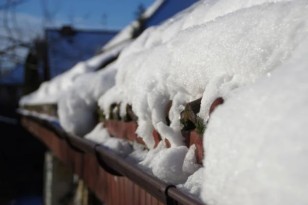 Schnee Der Dachrinne Während Der Wintersaison Schneebedeckt Auf Dem Dach — Stockfoto