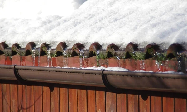 Schnee Der Dachrinne Während Der Wintersaison Schneebedeckt Auf Dem Dach — Stockfoto