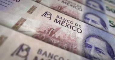 Mexico Pesos banknot döngüsü. MXN para dokusu. Ekonomi, iş, kriz, bankacılık, durgunluk, borç ve finans kavramı. Notayı kaydırıyorum. Döngüsüz 3D canlandırma.