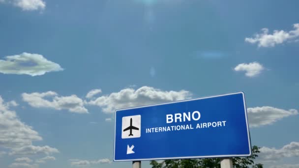 Flygplanslandning Brno Tjeckien Planet Stad Ankomst Med Flygplats Riktningsskylt Resor — Stockvideo