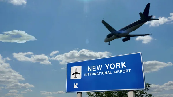 Silueta Avión Aterrizando Nueva York Llegada Ciudad Con Letrero Dirección — Foto de Stock