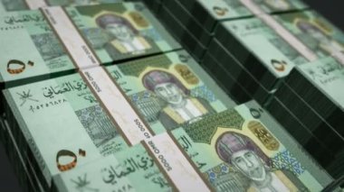 Umman Rial para paketi 3D animasyon döngüsü. Döngüsüz finans, nakit, ekonomi, iş ve banka kavramı. Kamera 50 OMR banknot destesi üzerinde hareket ediyor.