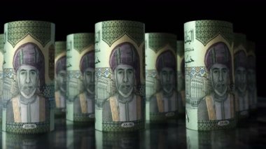 Umman Rial para ruloları döngü 3D animasyon. OMR 'ın önünde hareket eden bir kamera var. Kusursuz döngüsüz ekonomi, finans, iş ve borç kavramı.